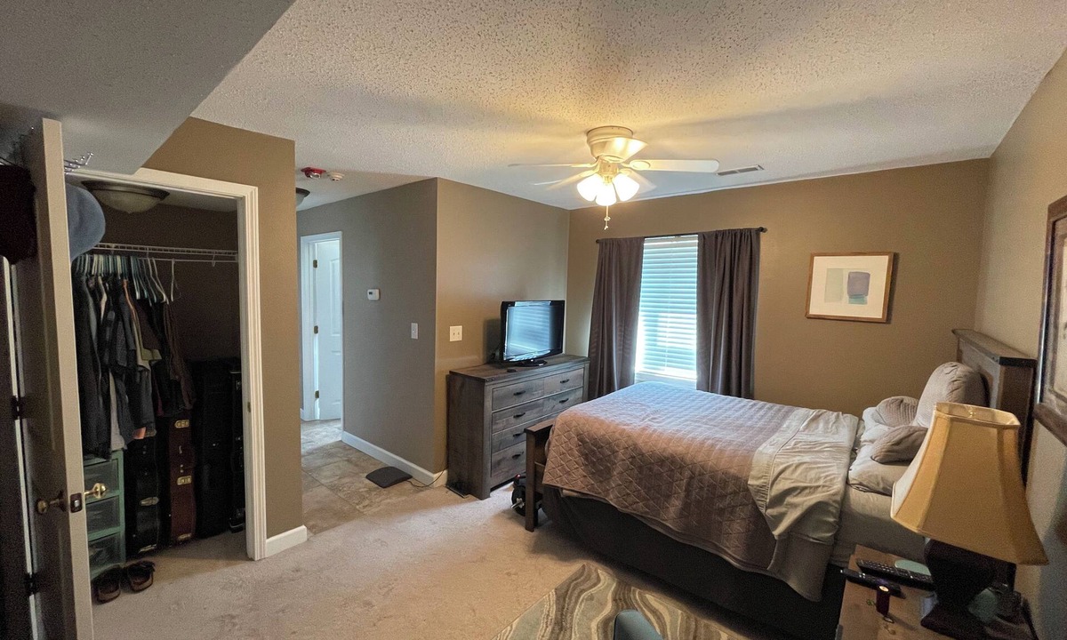 Cape Girardeau Apartment | EN06 - Private 1BR apartment in secure building downtown!