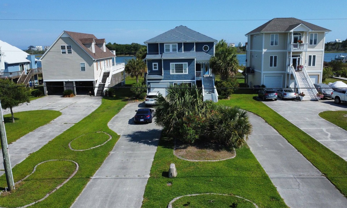 Sneads Ferry House | Enjoy the ICW overlooking N. Topsail Beach with Pier and 2 boat lifts. Pets OK