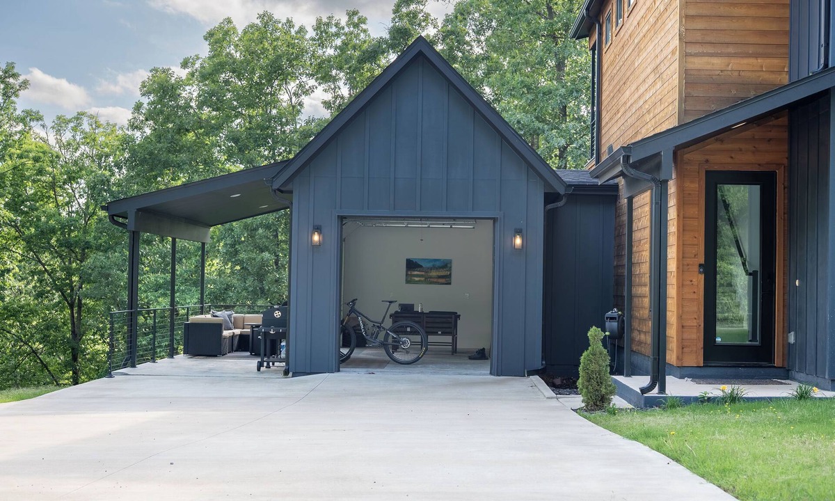Bella Vista House | Entire Home w/Cyclist Garage Lounge