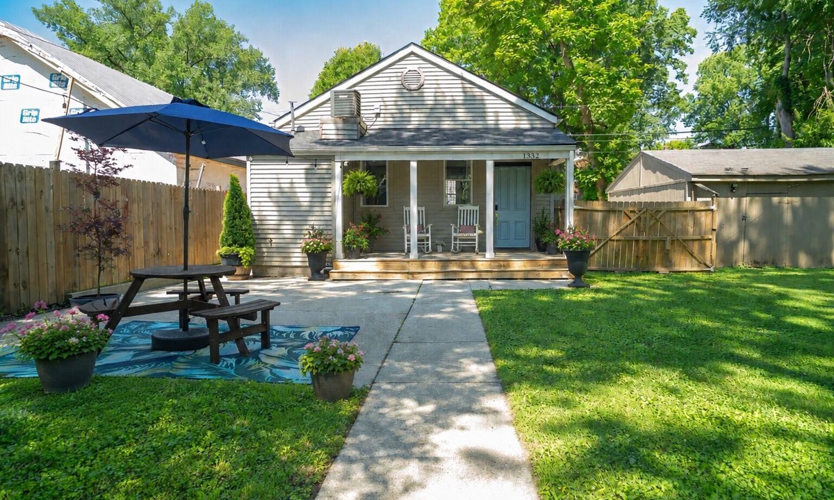 Old Louisville House | Entire & Private Carriage House Near Downtown + 2 Complementary Housekeeping.