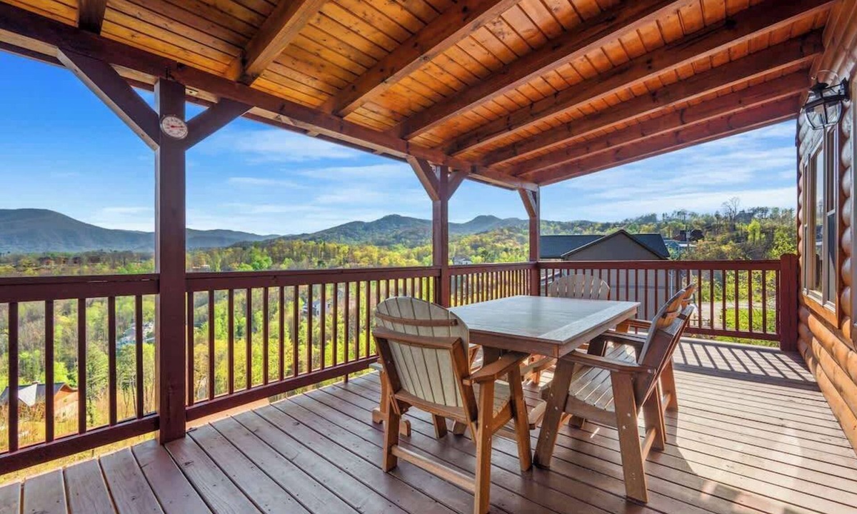 Chalet Village North Cabin | Epic View HotTub PoolTable 2 King/Queen Suites