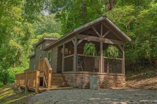 Lookout Valley Neighborhood Association House | Ernie Cabin Wauhatchie Woodlands Tiny Cabin