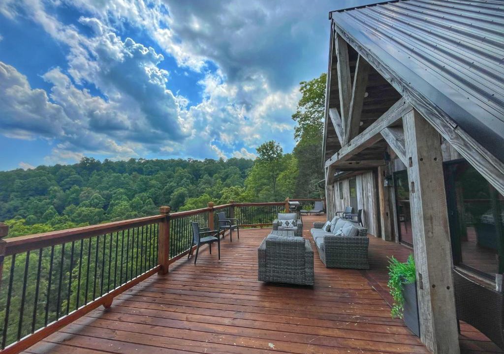 Heidelberg House | Estill Oaks - Luxe Mountain View Retreat -Hot Tub - Secluded 80-Acre Escape for 16 Guests