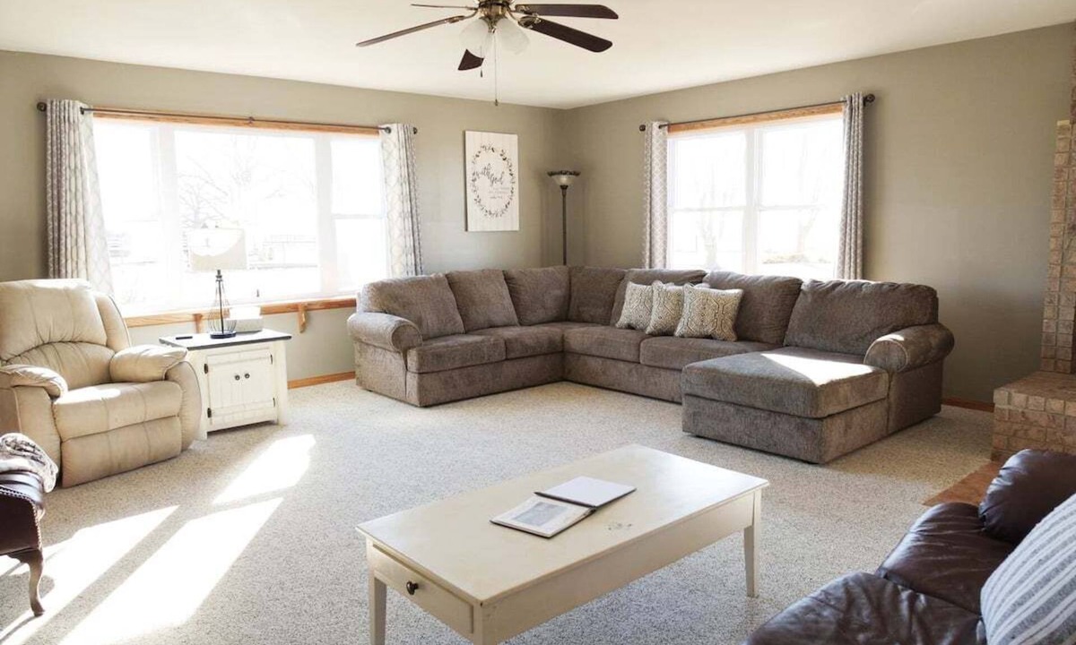 Lawrence County House | Family Farm Stay Near Route 66 | Animals & Fire Pit