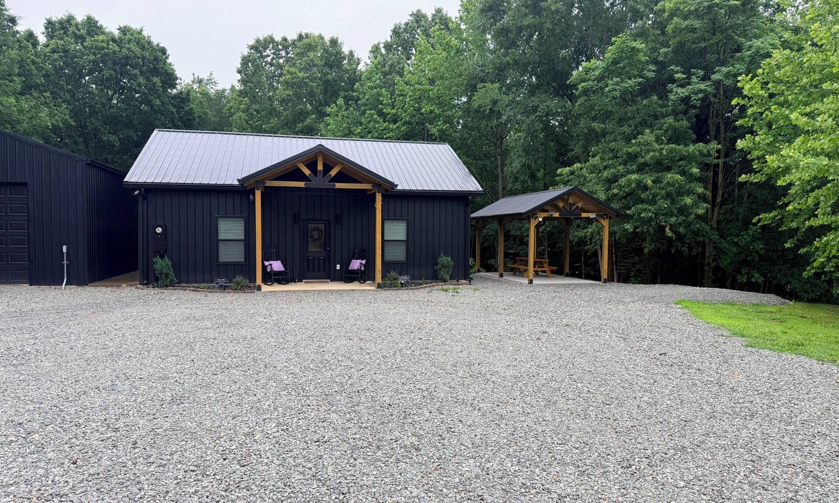 Springville Cabin | Family-Friendly Cozy Campfire Cabin: Firepit, Full Kitchen & Big Outdoor Space