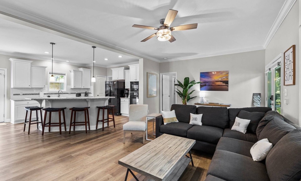 Emerald Isle House | Family-Friendly! Golf Cart, Large Screened Porch, King Beds, Minutes From Beach