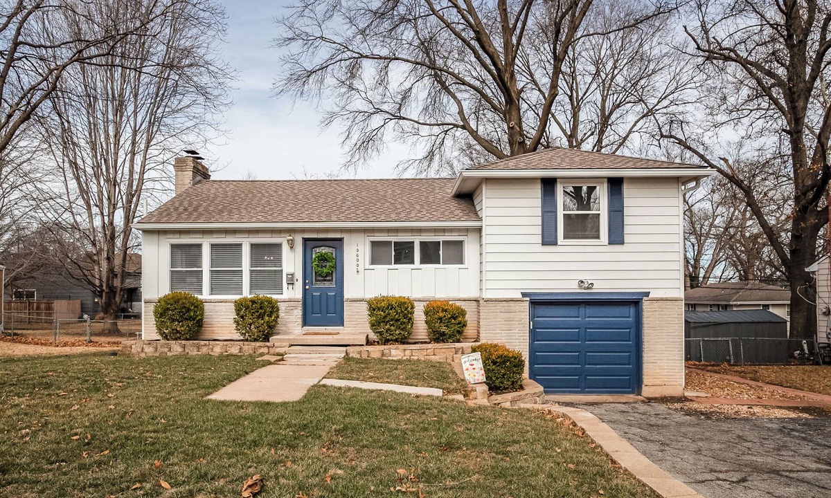 Lenexa House | Family friendly, Youth Sports tournaments, World Cup-Ready, Lenexa, 3BR Near KC