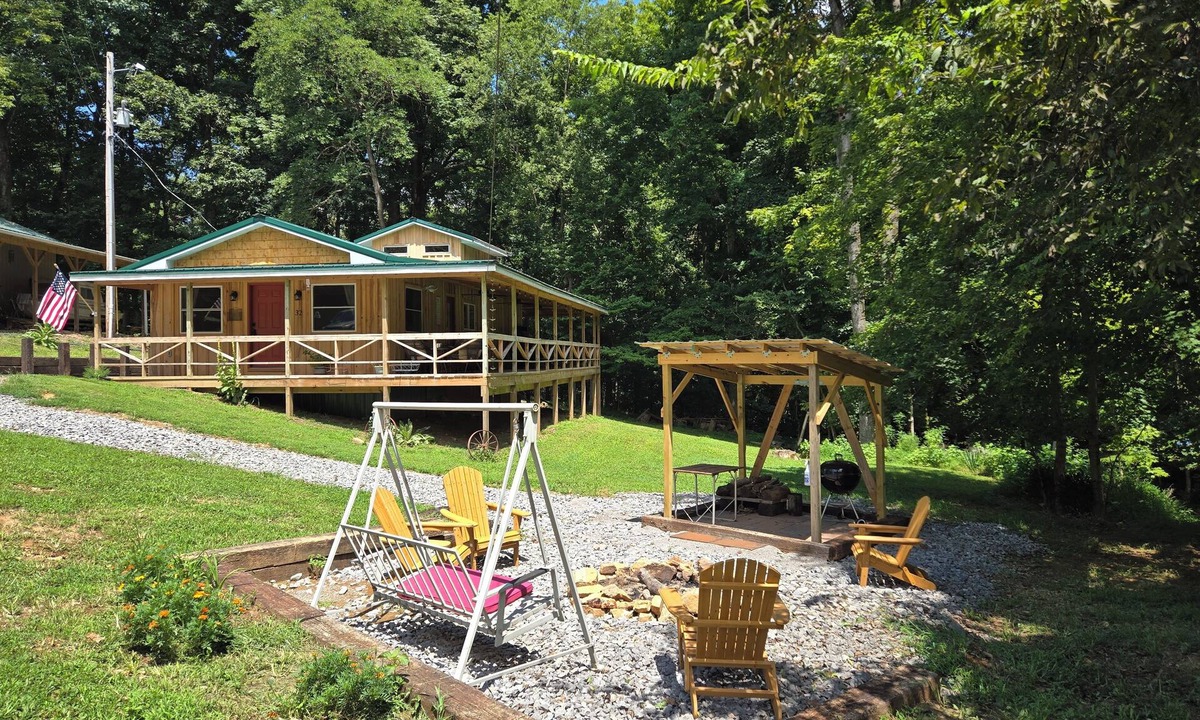 Cadiz House | Family lake escape! Huge deck/BBQ/fire pit. Bunk room. 5 min to boat ramp! Pets!