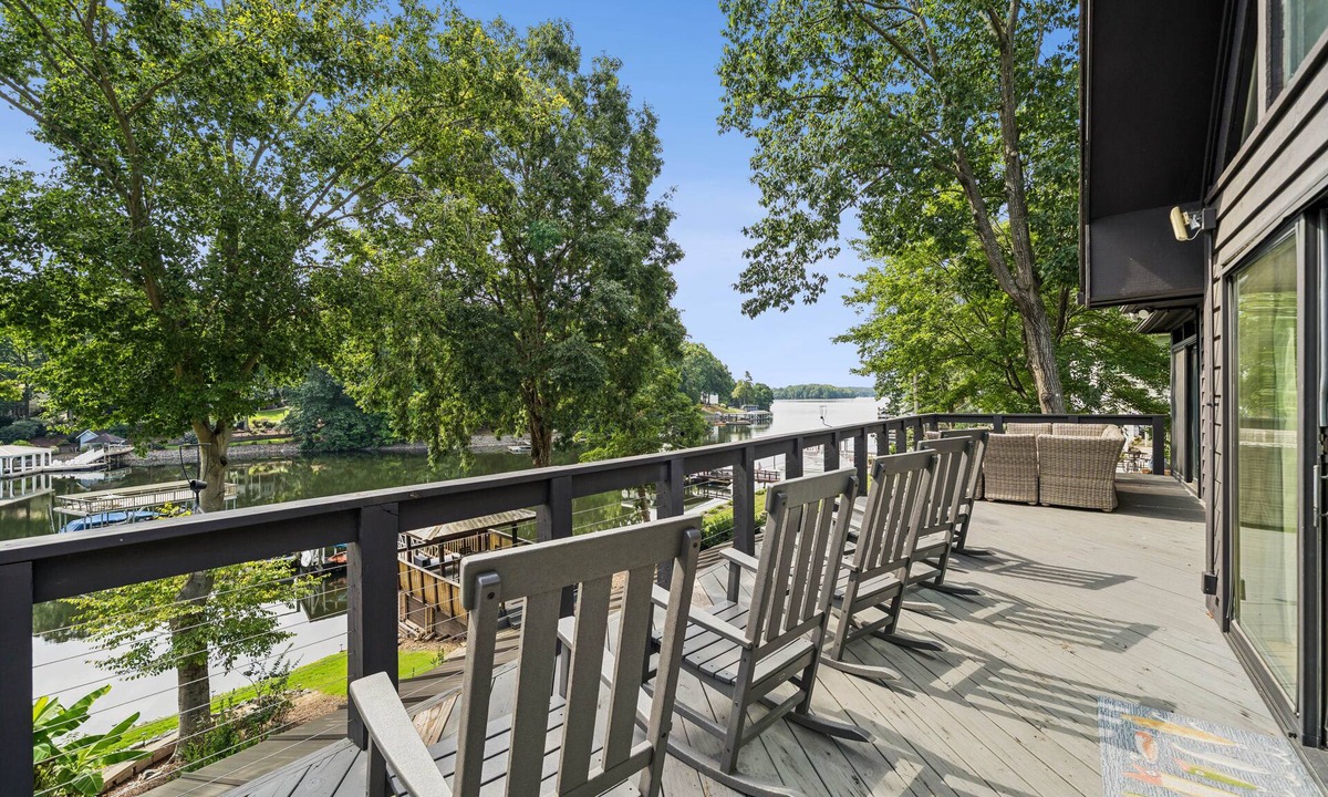 Mount Mourne House | Fantastic Lake Front Home w Hot Tub, Firepit, Ping Pong and much more!