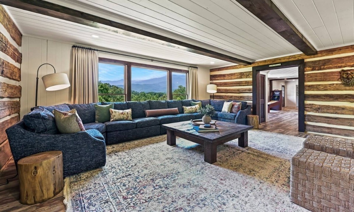 Pittman Center Cabin | Far Horizons: MtnView HotTub PoolTbl KingSuites