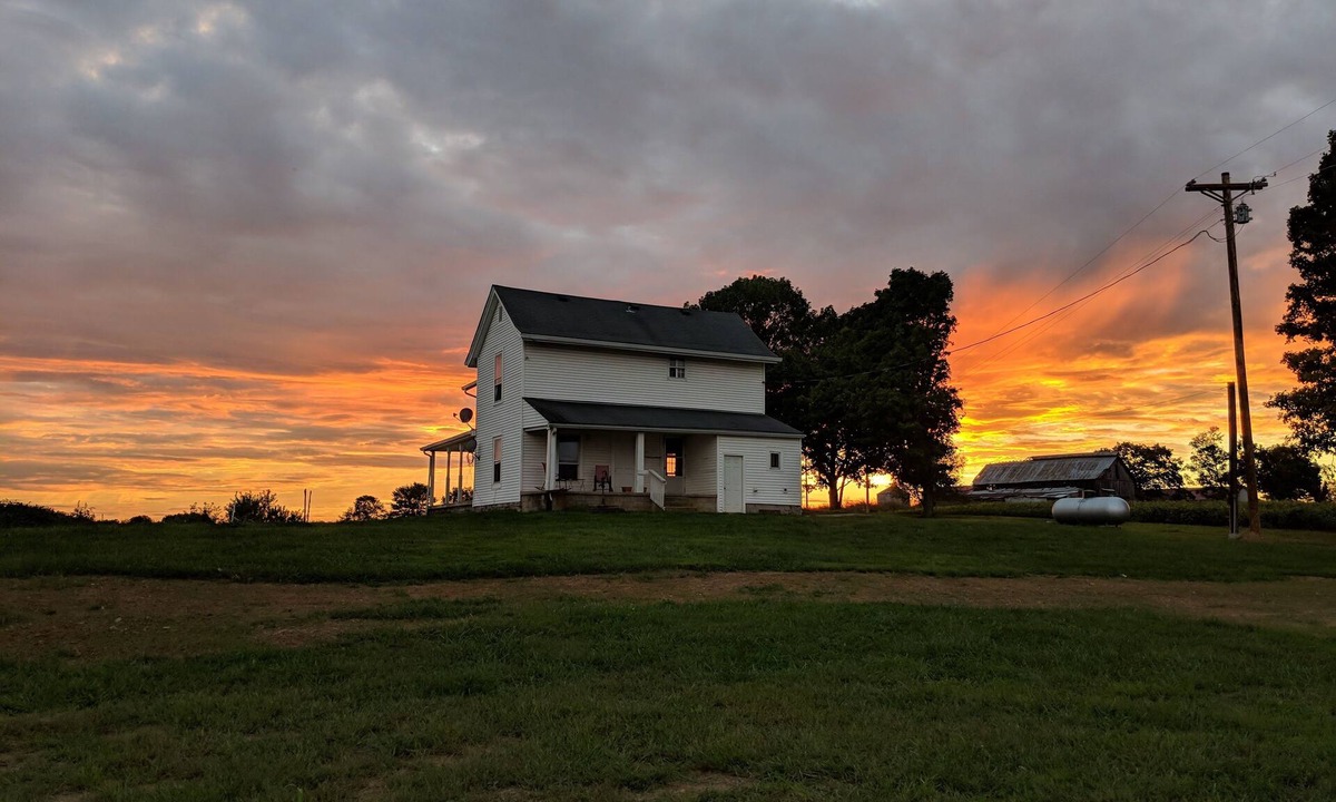 Finchville House | Farm House - Near Bourbon Trail & Pet Friendly