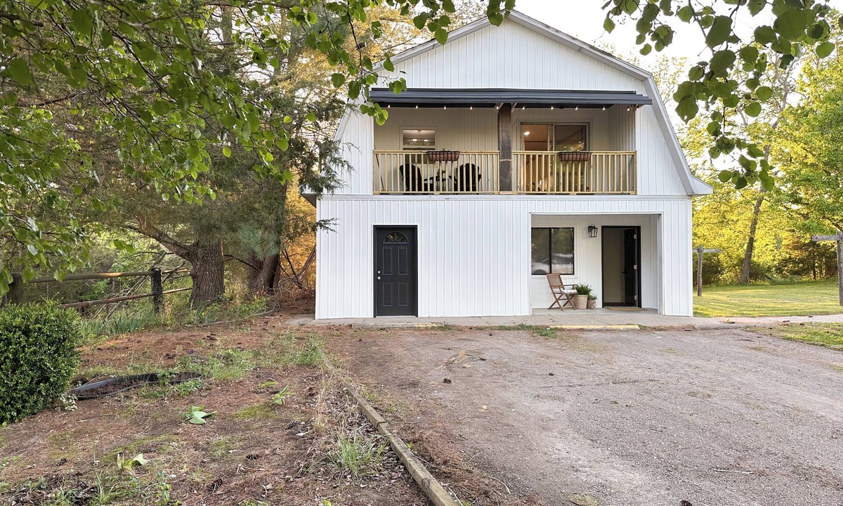 Creal Springs House | Farmhouse Loft with pond + pasture views in Creal Springs