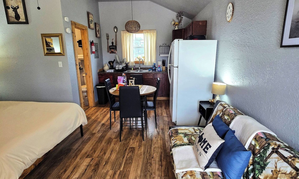 Stinnett Cabin | Fast WiFi, Cozy Desert Cabin In Stinnett TX, Quiet & Relaxing, Laundry Room