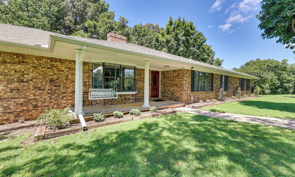Fayetteville House | Fayetteville Retreat' on 9 Acres | Gym & Trails