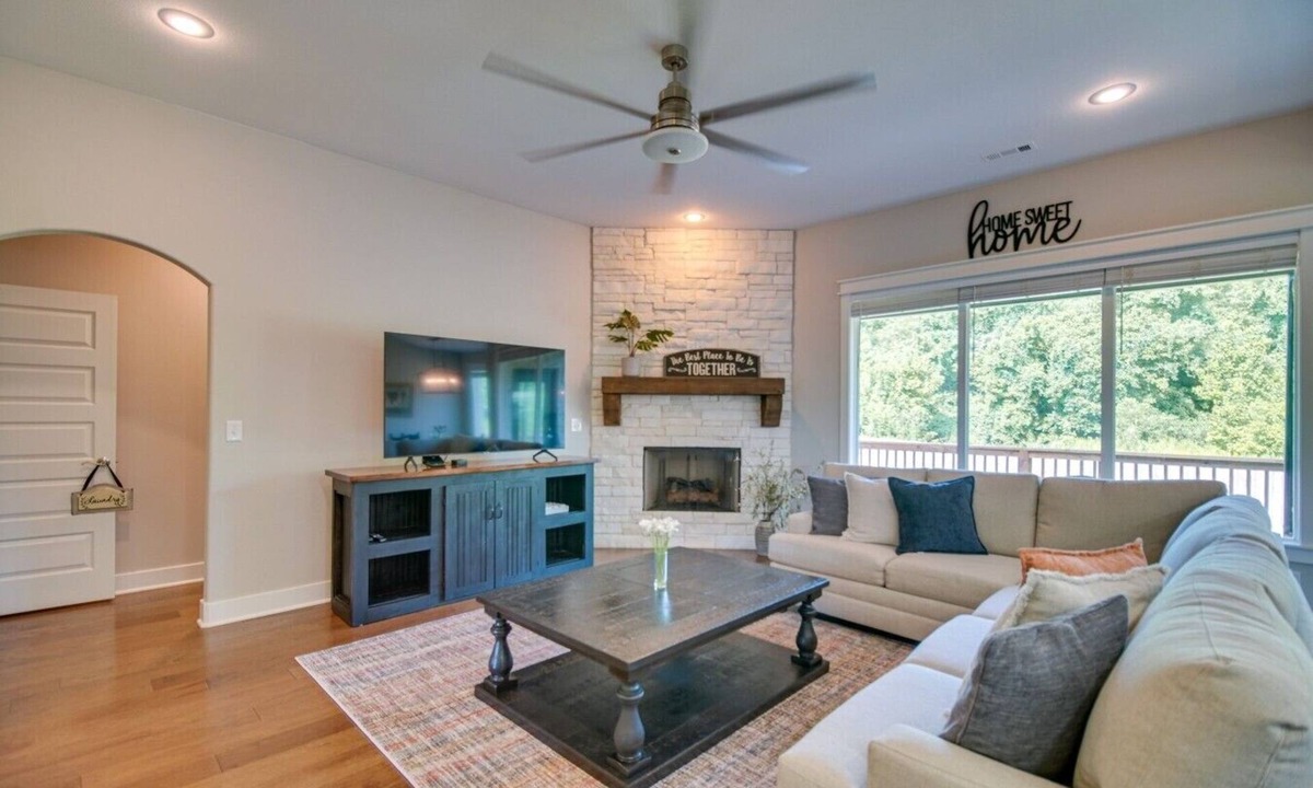 Fayetteville House | Fayetteville Retreat w Deck & Shared Pool