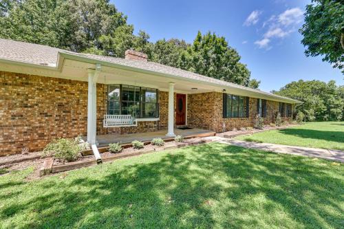 Fayetteville House | Fayetteville Retreat' on 9 Acres | Gym & Trails