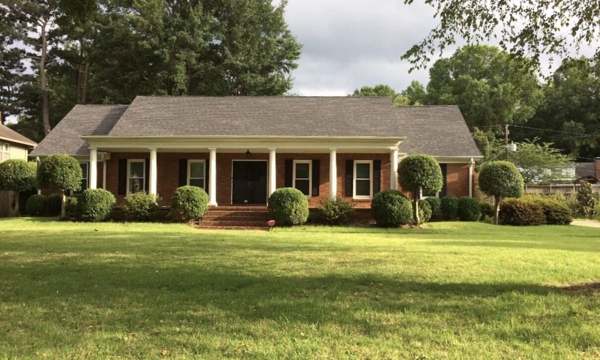 Ellendale House | Filmed in Movie-East Memphis Quiet Large 5 BR,3 Bath,10 beds with King sleeps 14