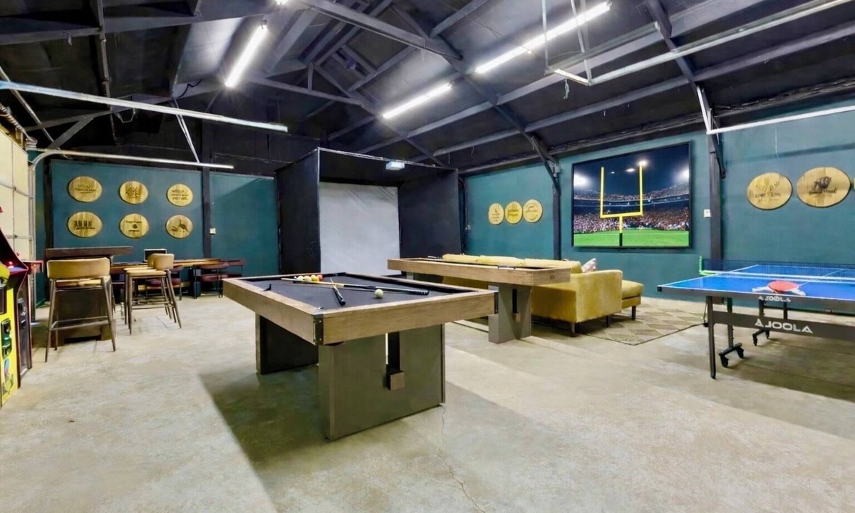 Shelbyville House | Flint Ridge Reserve - Sleeps 29 - Heated Pool/HotTub - Golf Sim - Arcade - Games