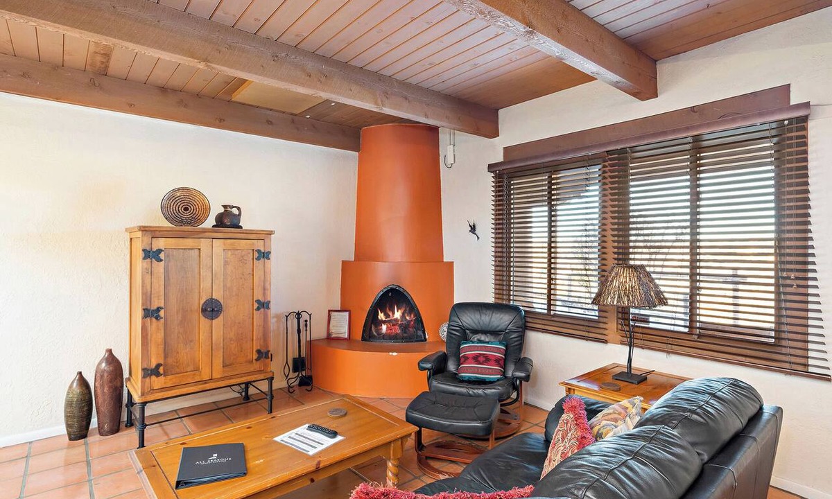 Northeast Santa Fe Hotel | Fort Marcy 06 | Walk to Plaza | Kiva Fireplace | Full Kitchen | Hot Tub | Pool | Single Level