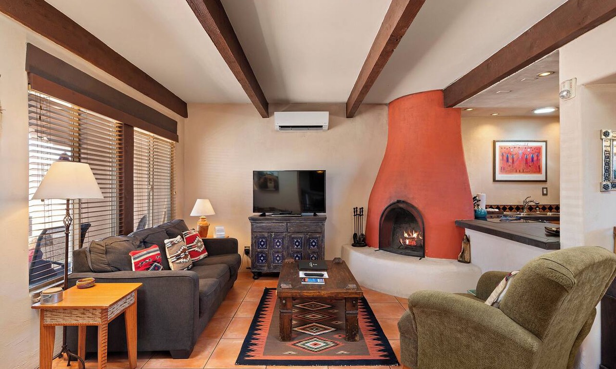 Santa Fe Hotel | Fort Marcy 68 | Walk to Plaza | Kiva Fireplace | Full Kitchen | Hot Tub | Pool | Single Level