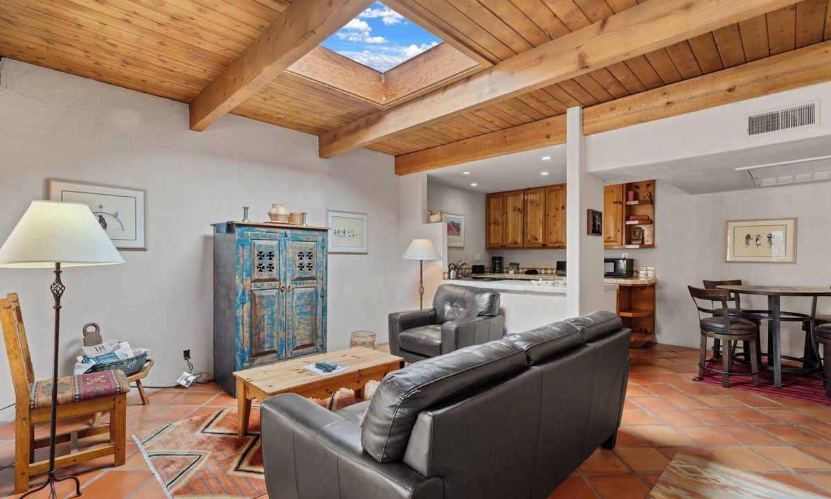 Northeast Santa Fe Hotel | Fort Marcy 90 | Walk to Plaza | Full Kitchen | Private Bedroom | Hot Tub | Pool | Single Level