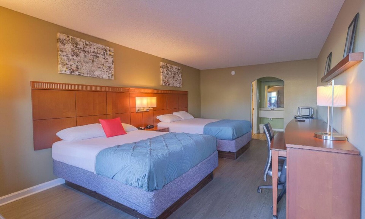Brownsville Hotel | Four Stylish 2 Queen Bed Units with Serene Spaces Perfect for Large Groups