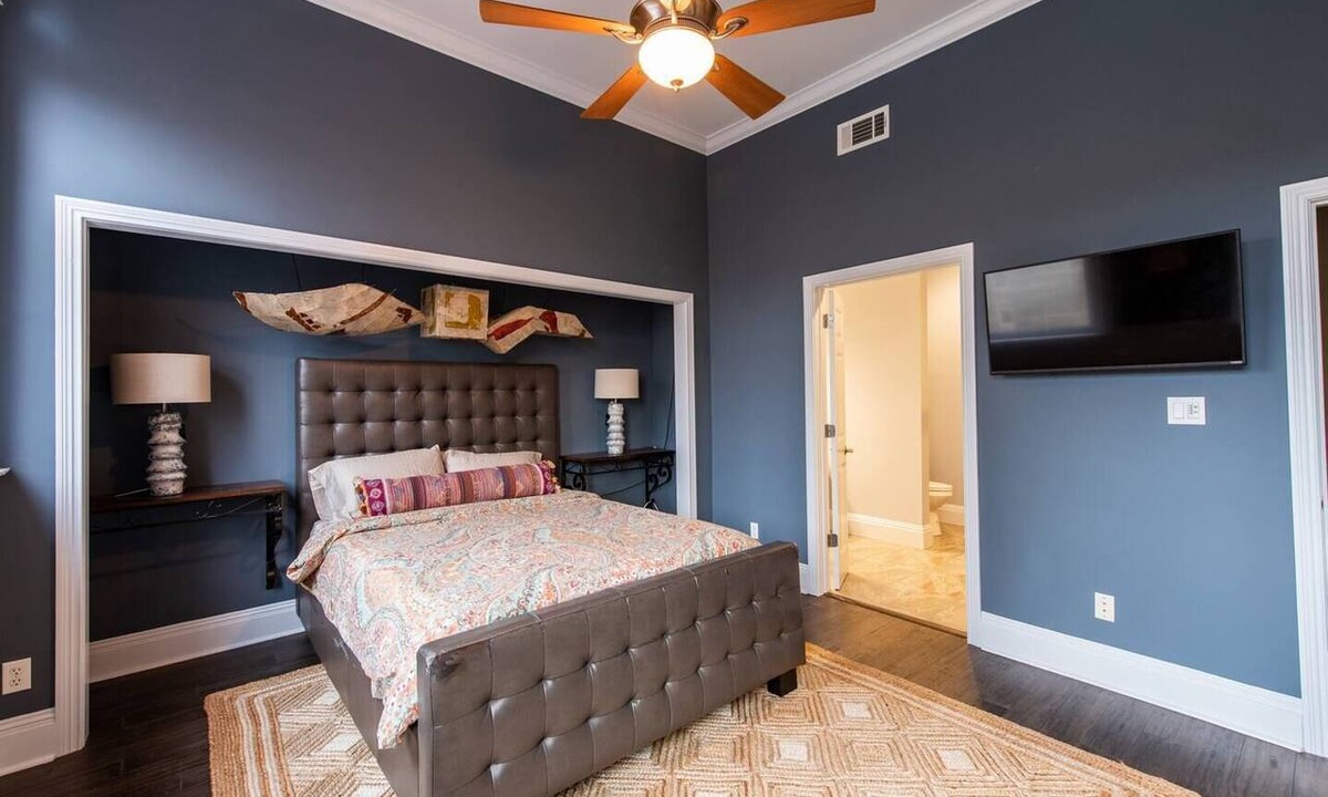 Downtown Louisville Condo | FREE Parking! Downtown Sophistication, Close to YUM and Convention Centers