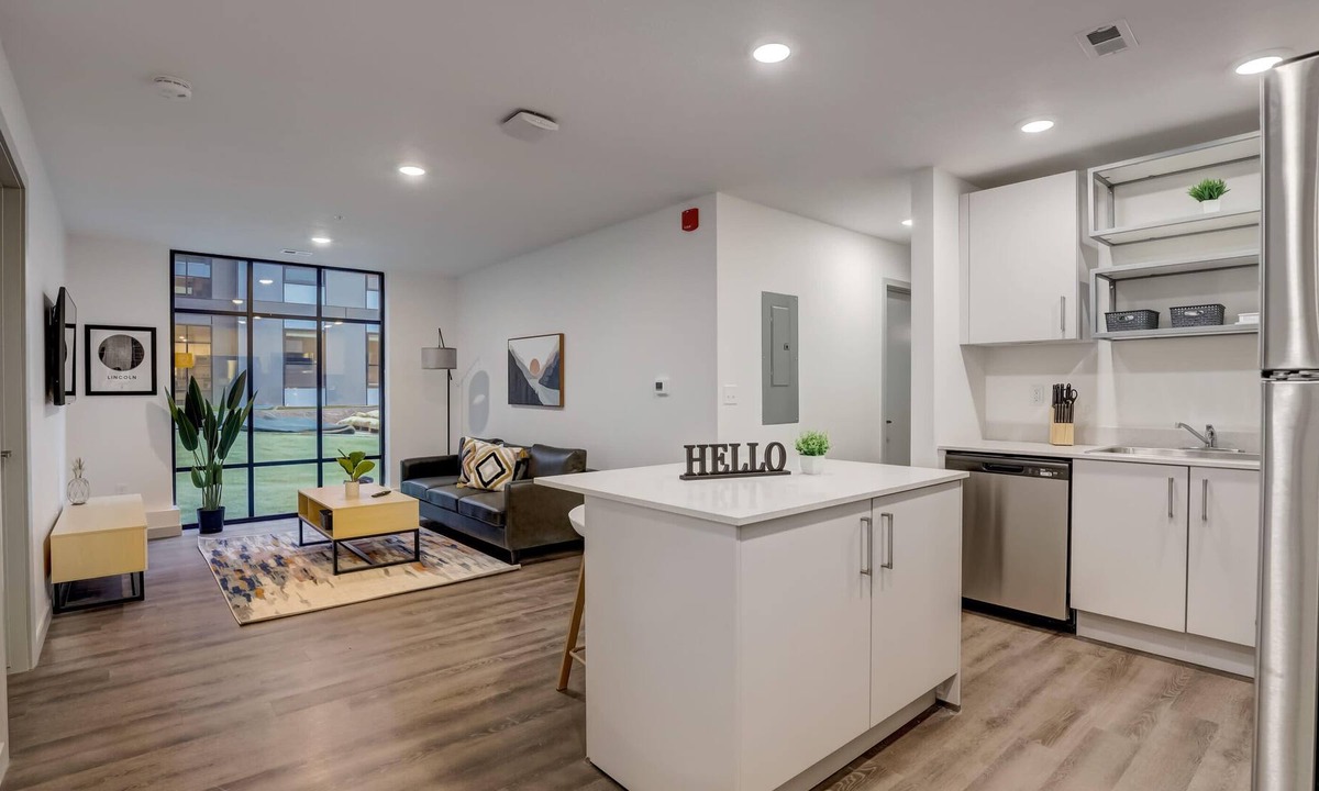Downtown Lincoln Apartment | Frontdesk | 2 BR Apt near Historic Haymarket