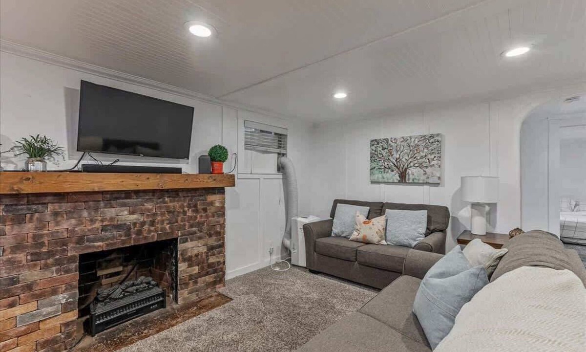 Provo House | FrontRunner Station, Provo Airport Close By!