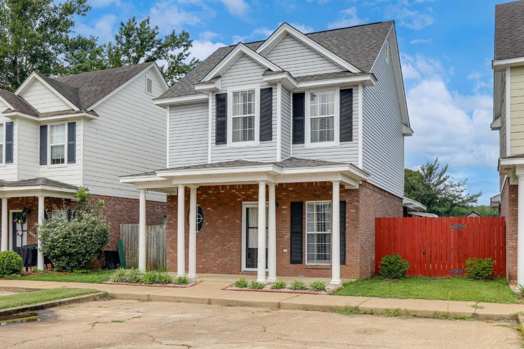 Oxford House | Game Day Getaway! Oxford Home 3 Mi to the Grove
