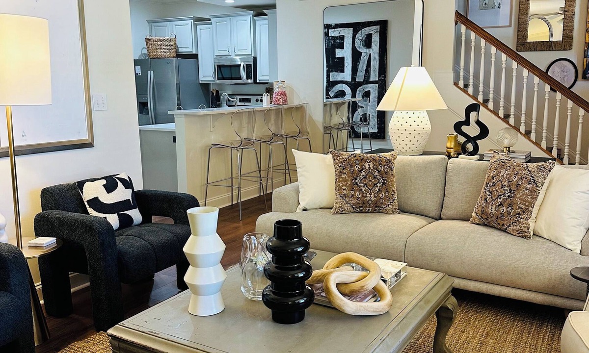 Oxford House | Game day luxury; 1 mi to UM; 5 mins to sq; Spacious; Large porch + outdoor TV;