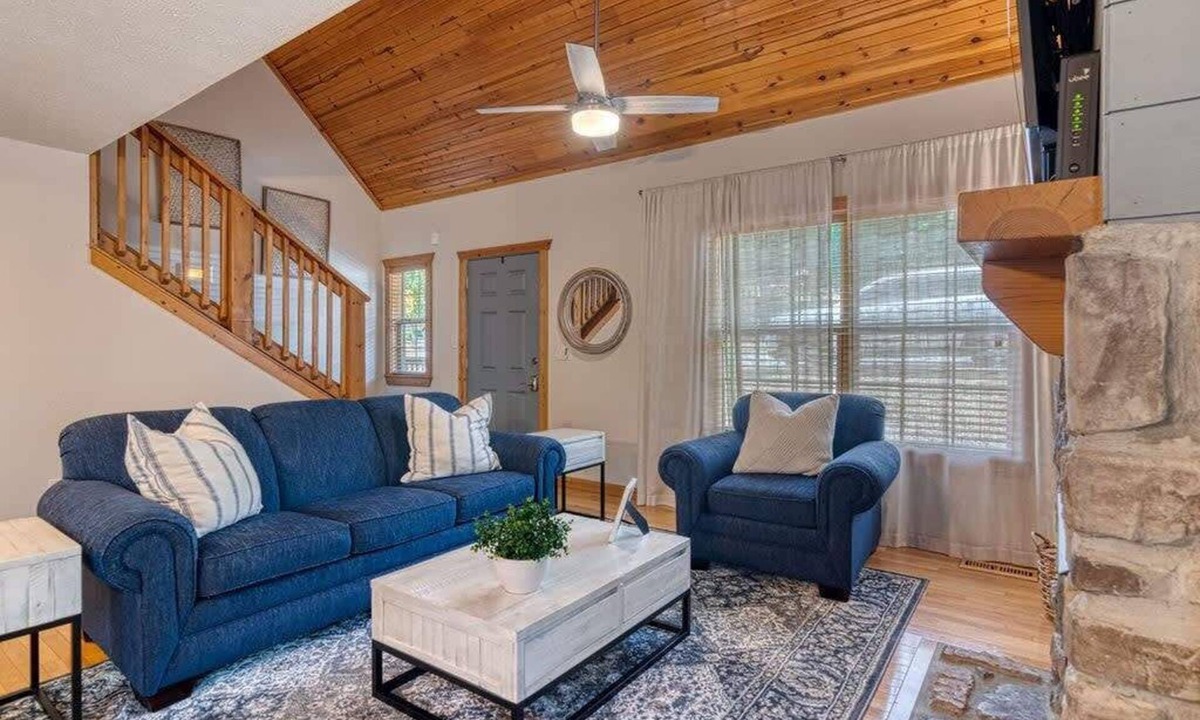 Reeds Spring Cabin | Gated Community | Lakeview | Pools + Golf | SDC