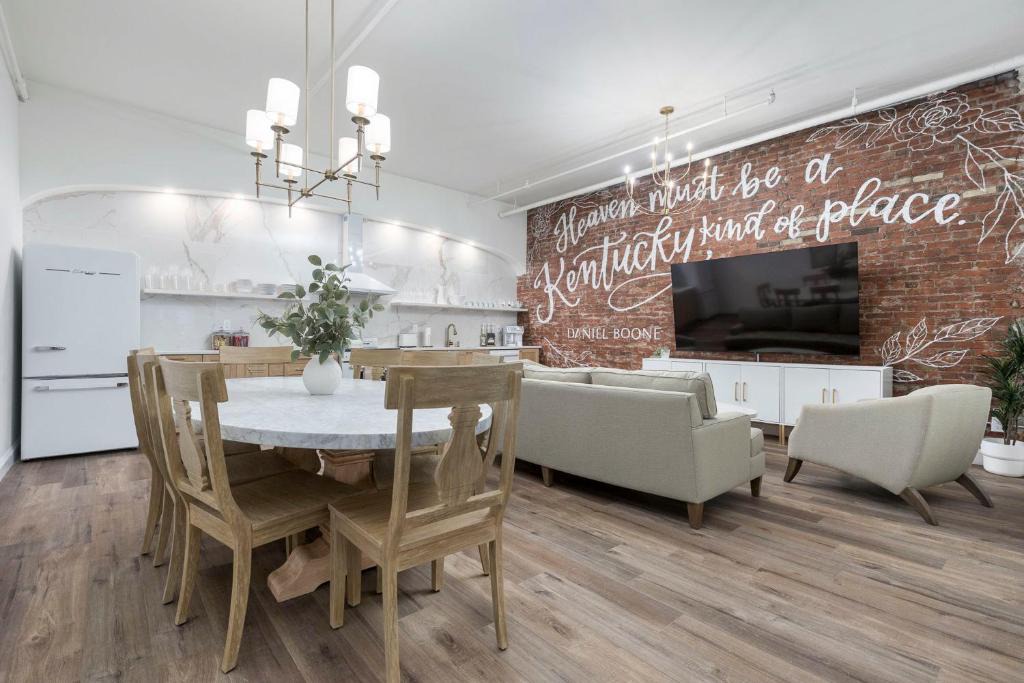 Downtown Louisville Apartment | Glamorous Heart of Kentucky 4 Bed 2 bath Luxury Suite
