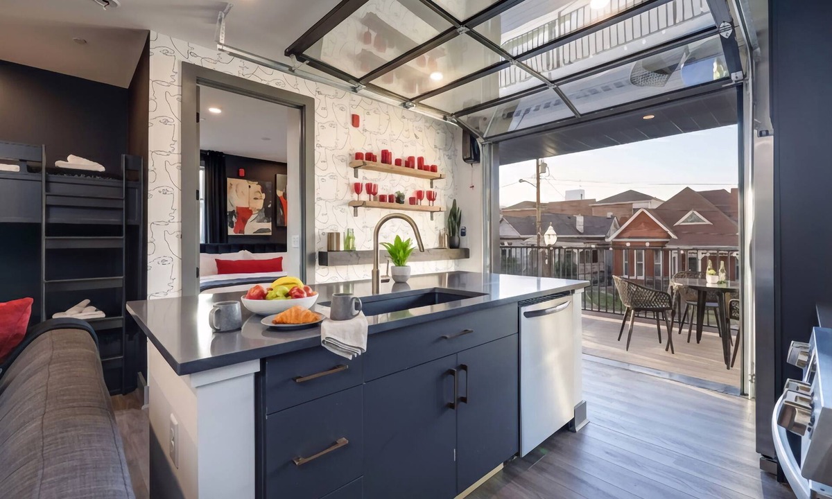 Rolling Mill Hill Condo | Glass Wall Balcony | Walk to Broadway | Sleeps 8