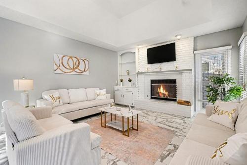 West Omaha Villa | Golden Haven Stylish 5BR Modern Home 4 Baths