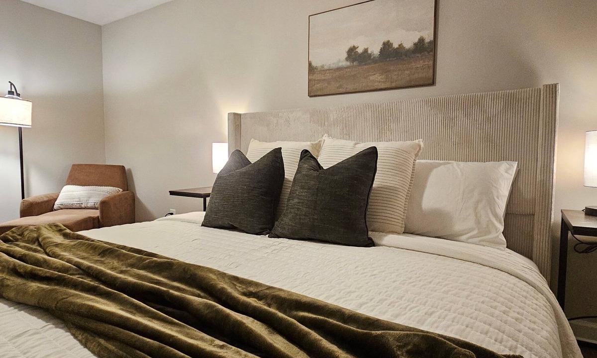 Mayhew House | Golf-Side Retreat | Calm | Central | Stylish