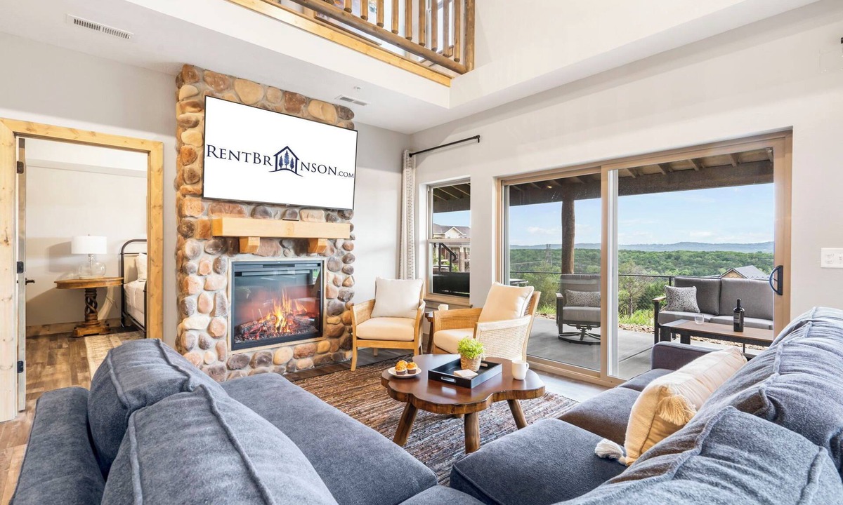 Table Rock House | Golf Simulator- Private Hot Tub- Lake Views- Free Daily Tickets- Close to Attractions- Outdoor Pool