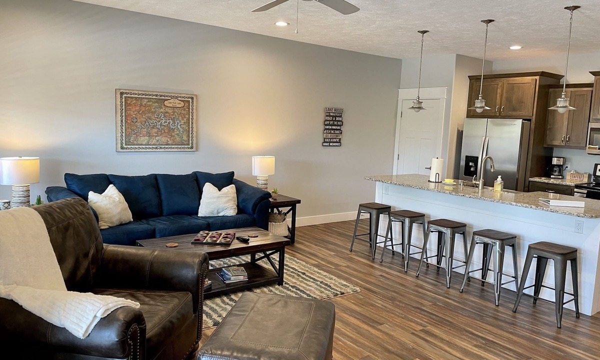 Lampe Condo | Gorgeous Lake Front Condo with Pool, Hot Tub & Boat Ramp - 30 Min from Branson