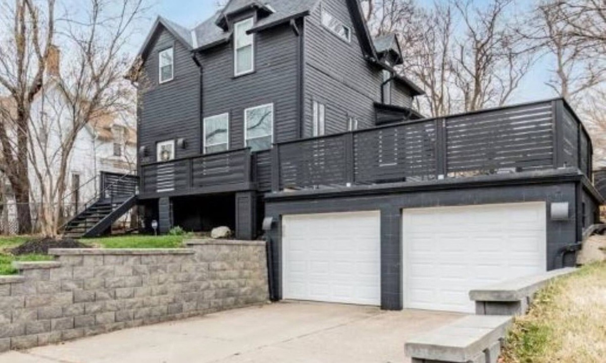 Joslyn Castle House | Gorgeous Midtown 3 Bedroom Home