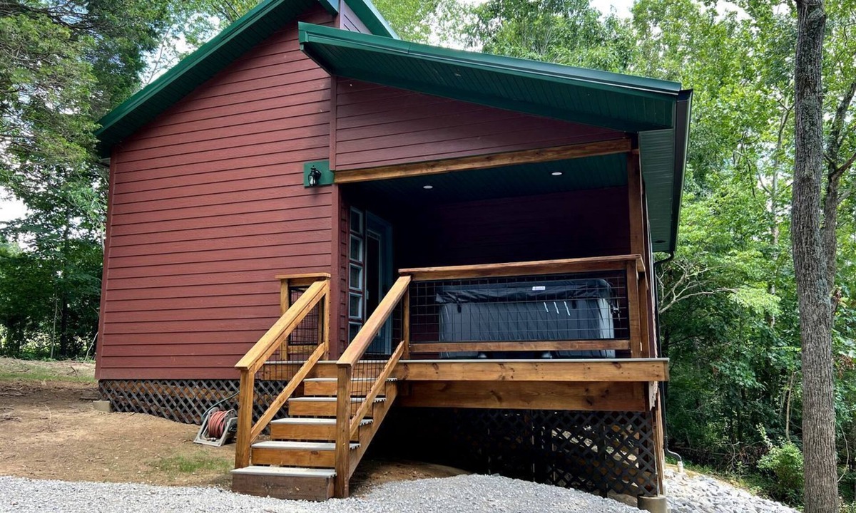 Carbondale Cabin | Gorgeous Secluded Wooden Cabin in Carbondale, Illinois