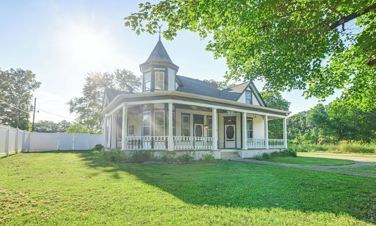 Waverly House | Grand Victorian Home, Walk to Historic Town Square