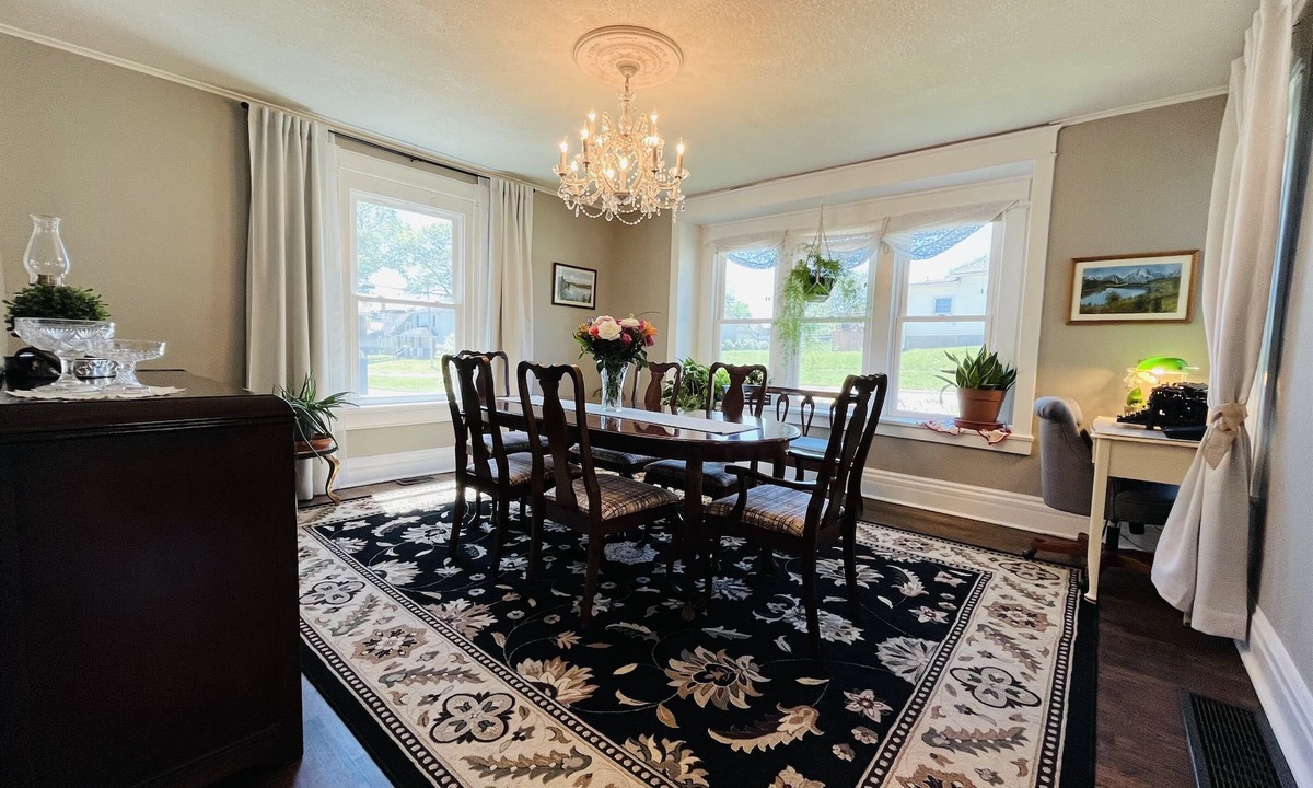 De Soto House | Grandma B’s House: Victorian 3BR Near KC Weddings & WC26
