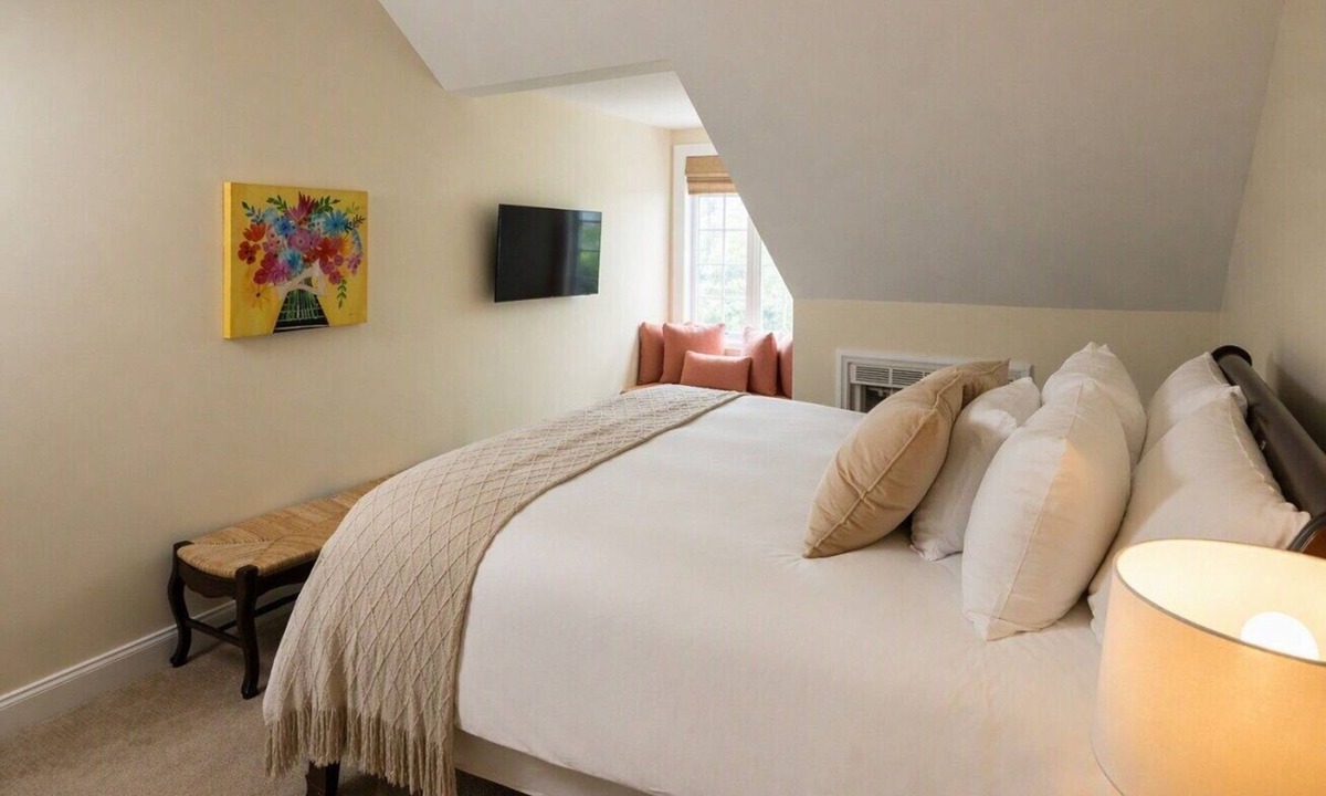 Edenton Bed & Breakfast | Granville Queen Inn Downtown Edenton Queen Bed Top Floor