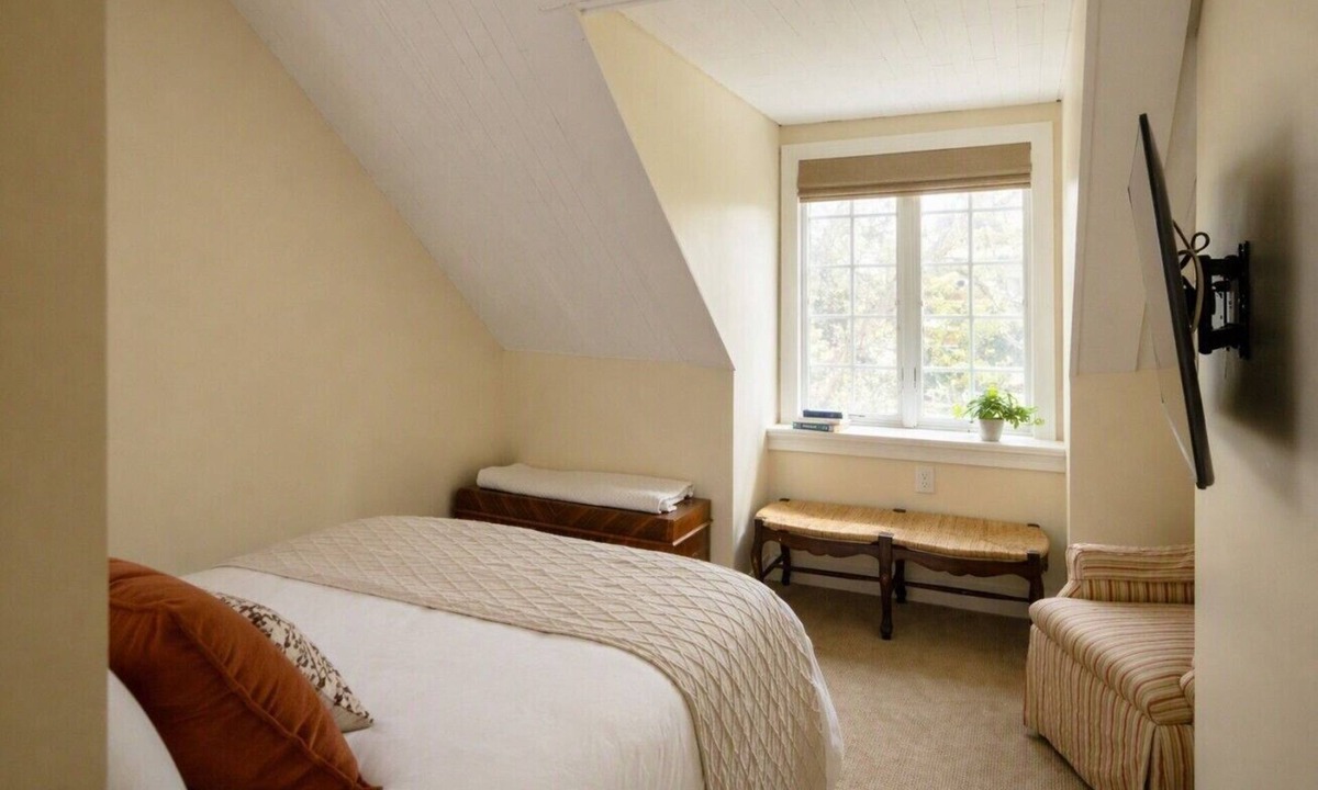 Edenton Bed & Breakfast | Granville Queen Inn Downtown Edenton Full Bed Top Floor