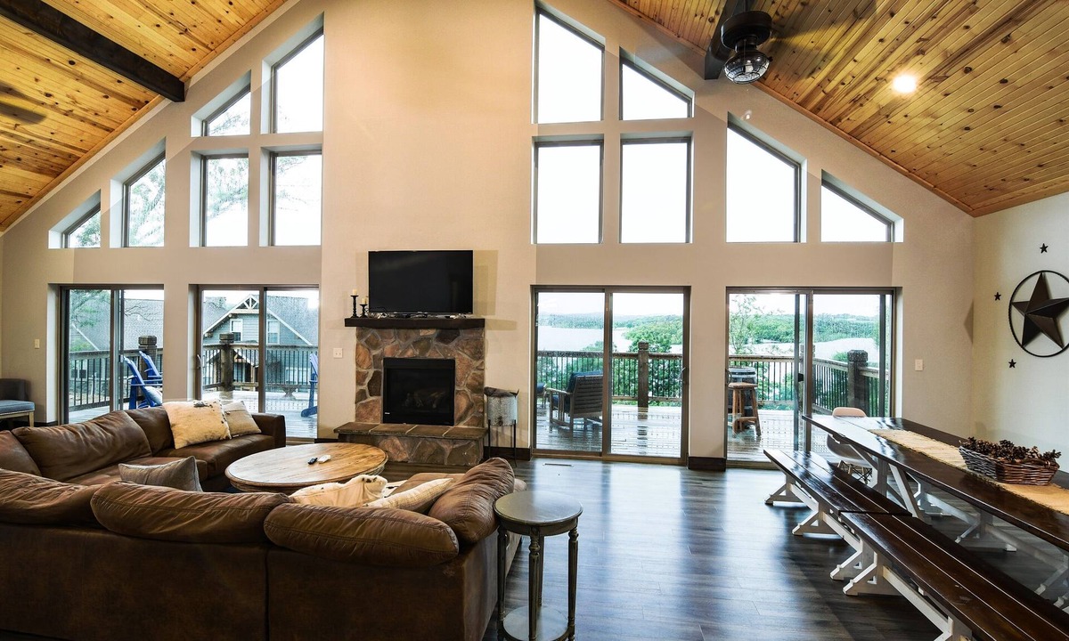 Lampe Cabin | “Gray Wolf Lodge” - Luxury, Wheelchair Friendly Lakeview Home pickleball court