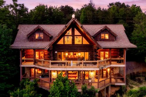 Pittman Center Ski Chalet | Great Alpine - 4 KingSuites- July Deals-Views-Hot Tub-FirePit-GameRm
