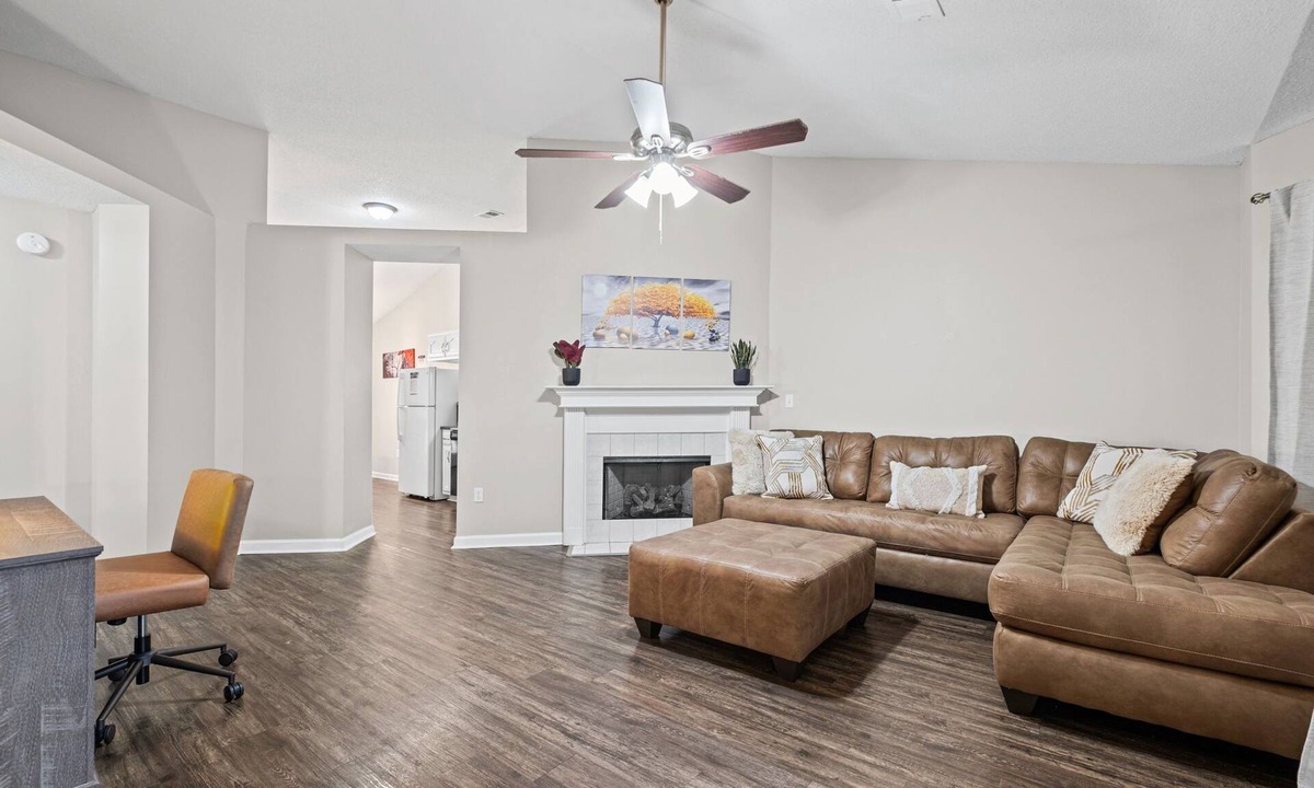 Southaven House | Great location 3BR Home w/brand new premium flooring + Fast Wi-Fi. Pet-Friendly