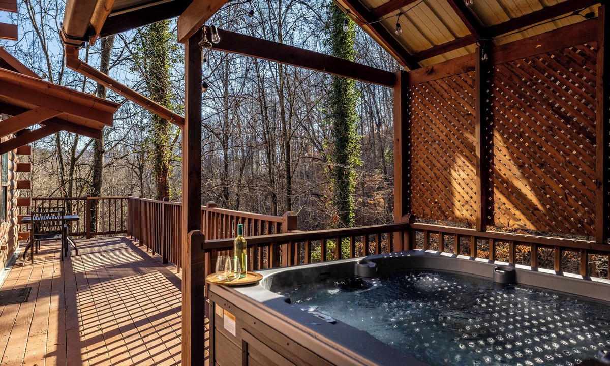 Smoky Mountains Cabin | Great Location! Cozy, Pet Friendly Cabin with Hot Tub & Fireplace