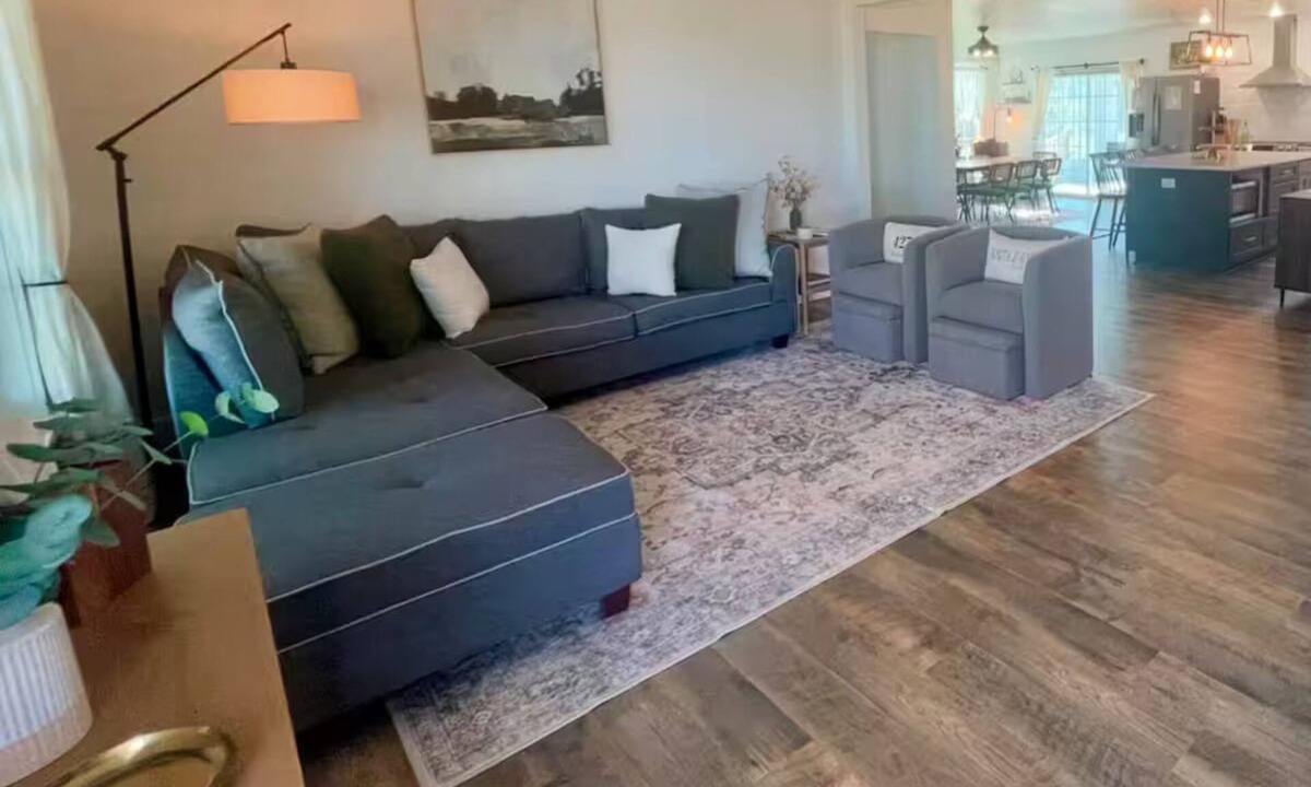 Elizabethtown House | Hearth & Heartland Farmhouse-3 private acres Family Friendly