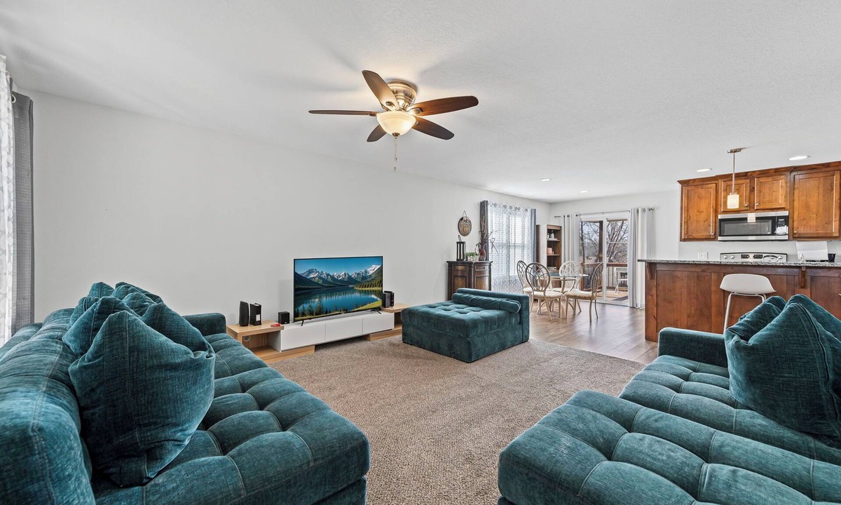 Lansing House | Heartland Home 3BR Home w/Parking Pet Friendly Accommodated up to 10 guests